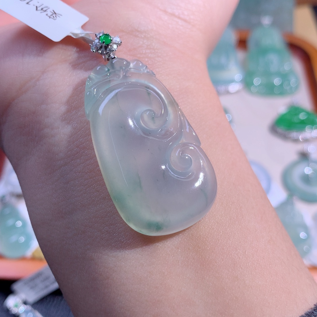 翡翠吊坠(不含链)18K金镶嵌冰如意