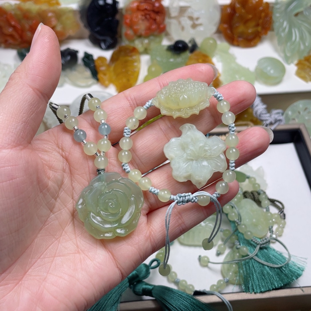 雾***花蛇纹石玉未镶嵌颈饰