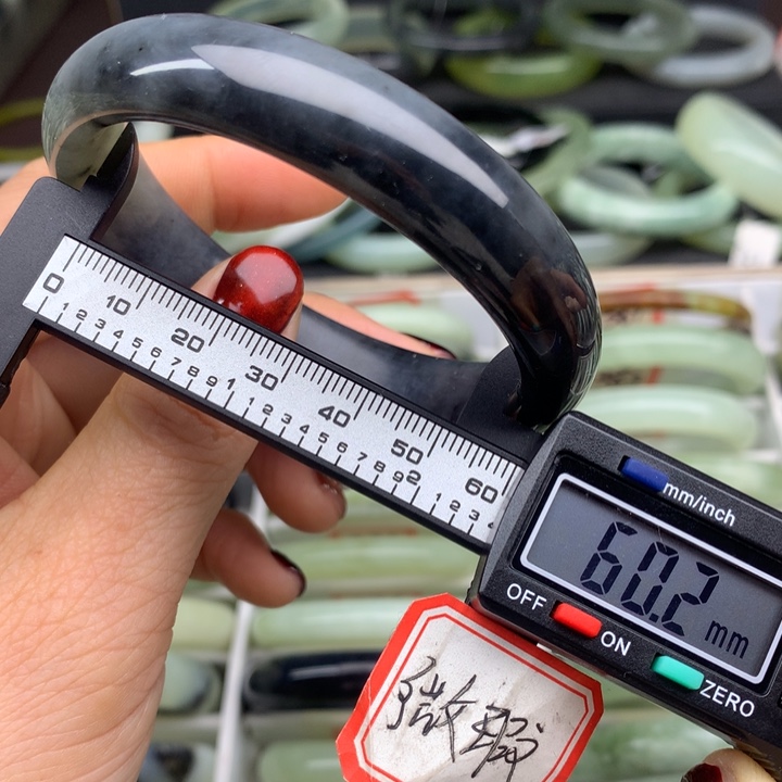 蛇纹石玉未镶嵌手镯399