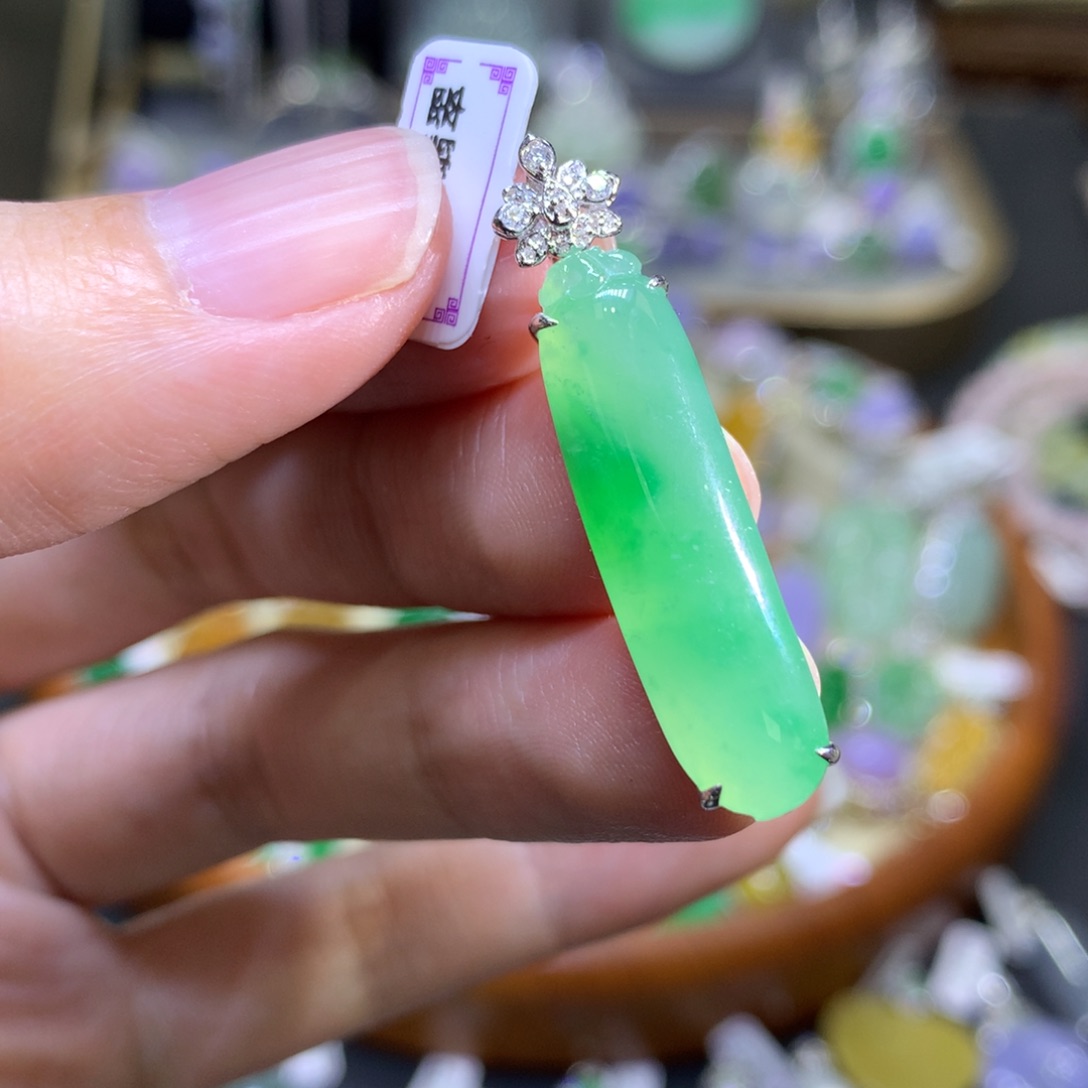 翡翠颈饰18K金镶嵌翡翠吊坠项链