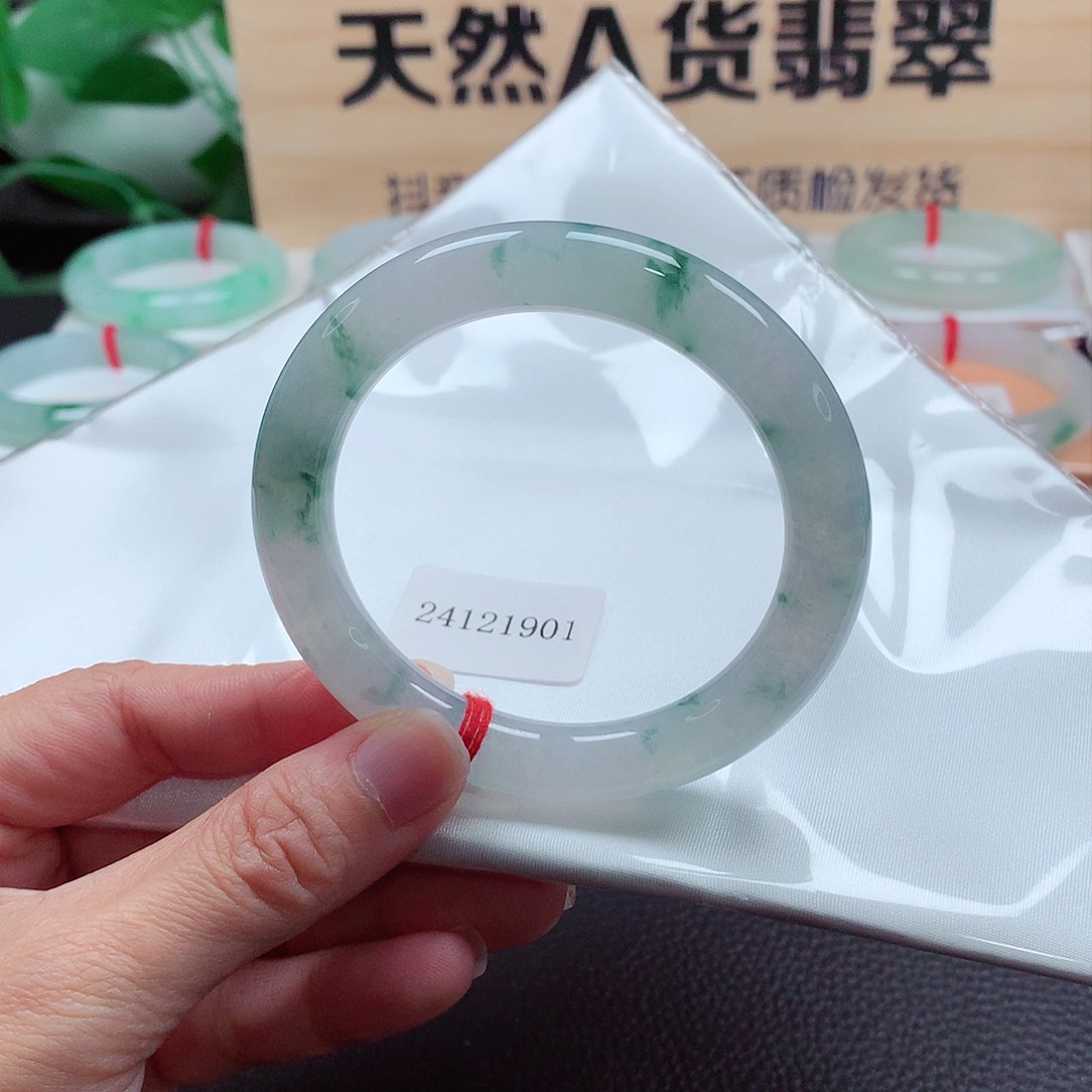 翡翠手镯（圆镯）未镶嵌天然A货翡翠手镯  有纹