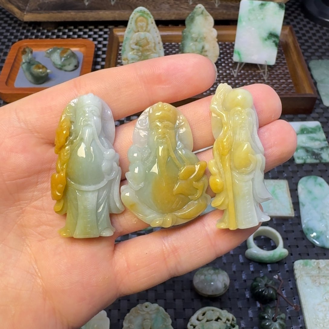 翡翠颈饰未镶嵌何***。翡翠颈饰未镶嵌..