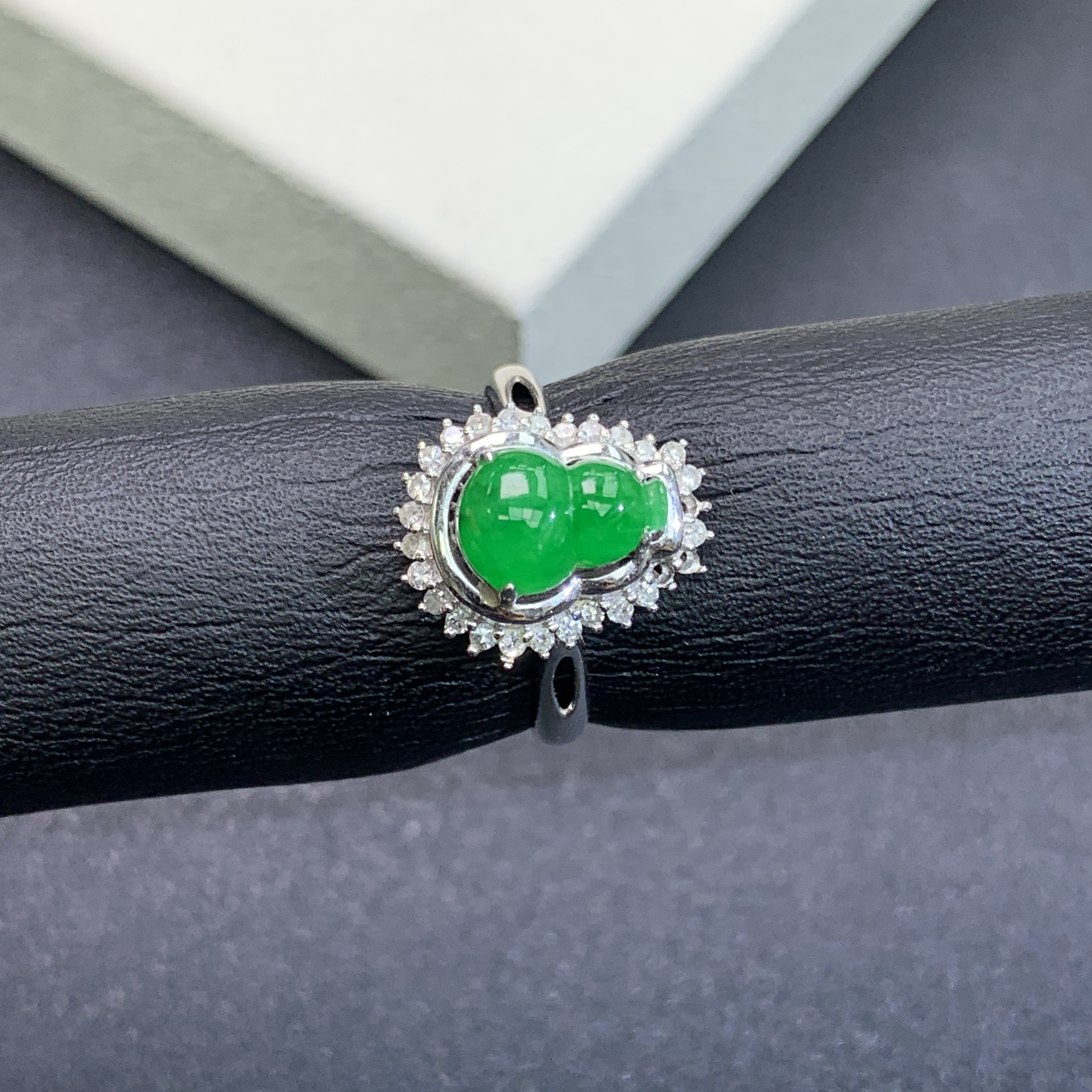 新品推荐·18K金浓阳辣绿葫芦缅A翡翠玉石戒指轻奢气质满绿