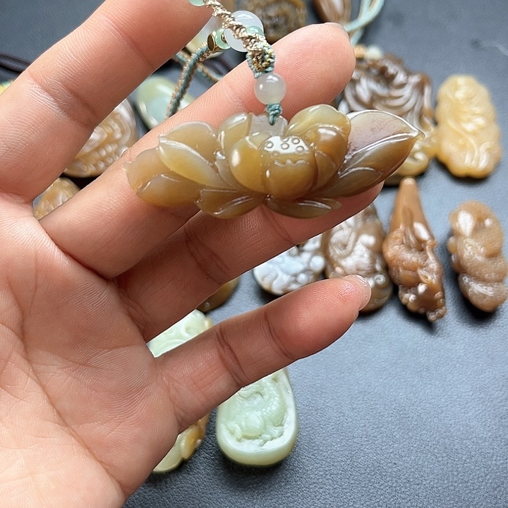 【闪购商品】颈饰未镶嵌和田玉松*?