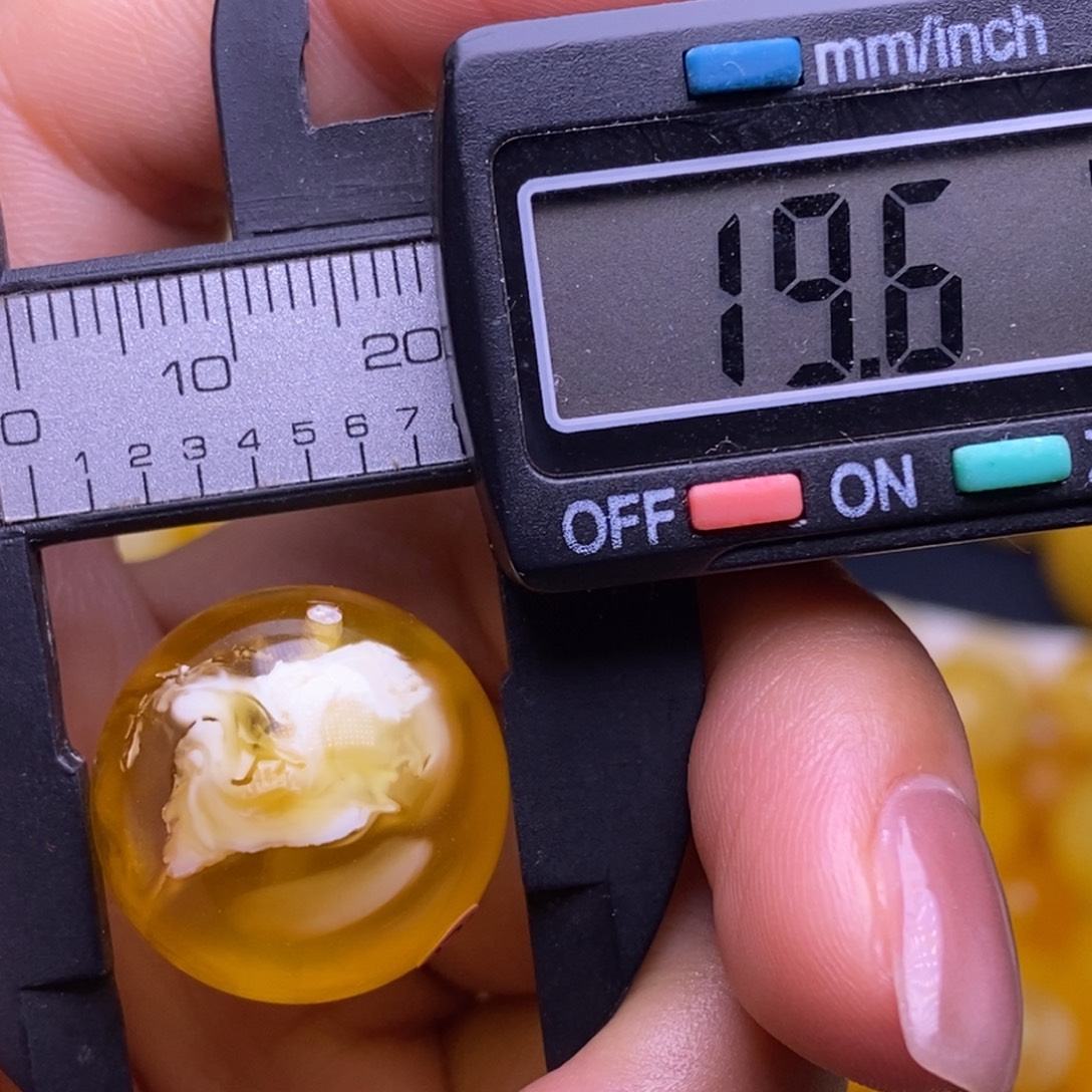 未镶嵌琥珀裸石珠子