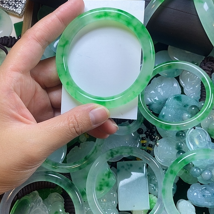 黄***海翡翠未镶嵌颈饰手镯