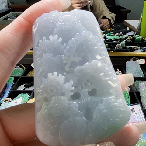 翡翠未镶嵌颈饰一个
