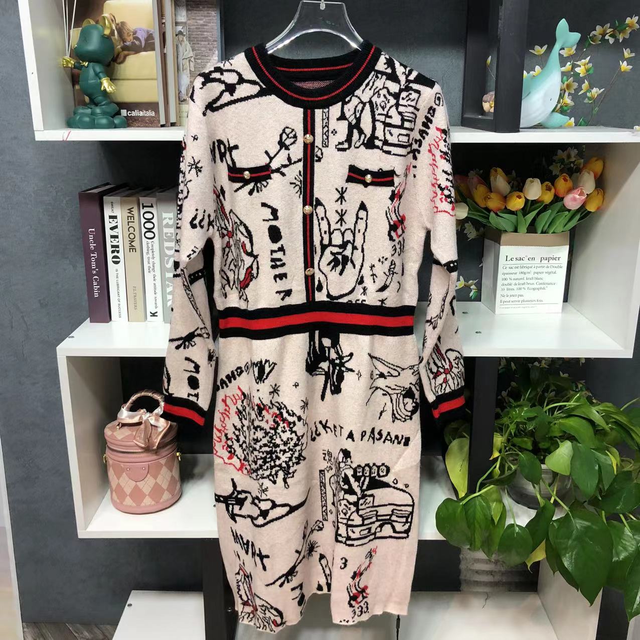 LZ6585【品牌撤柜】时尚圆领黑色图案单排扣百搭连衣裙