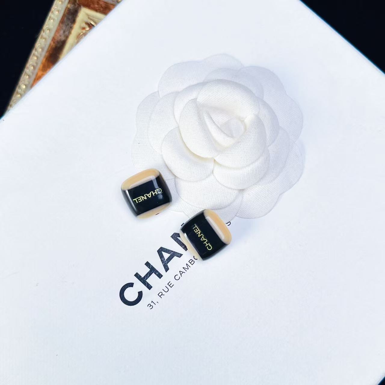 95新 Chanel/香奈儿 柚礼中古/香奈儿黑色亚克力字母耳夹lz508449