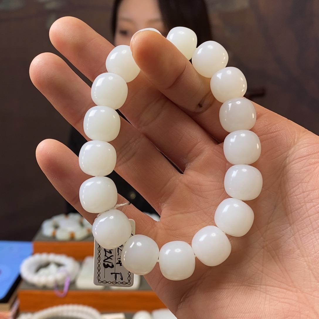 和田玉挂件未镶嵌笑**?