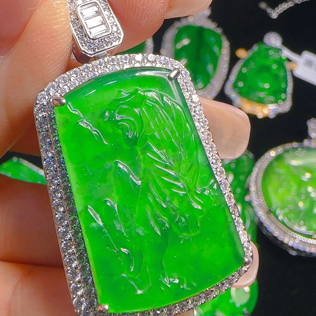 翡翠吊坠(赠链)未镶嵌