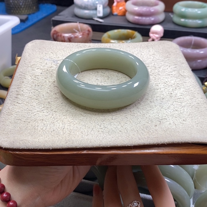 未镶嵌手镯石英岩玉