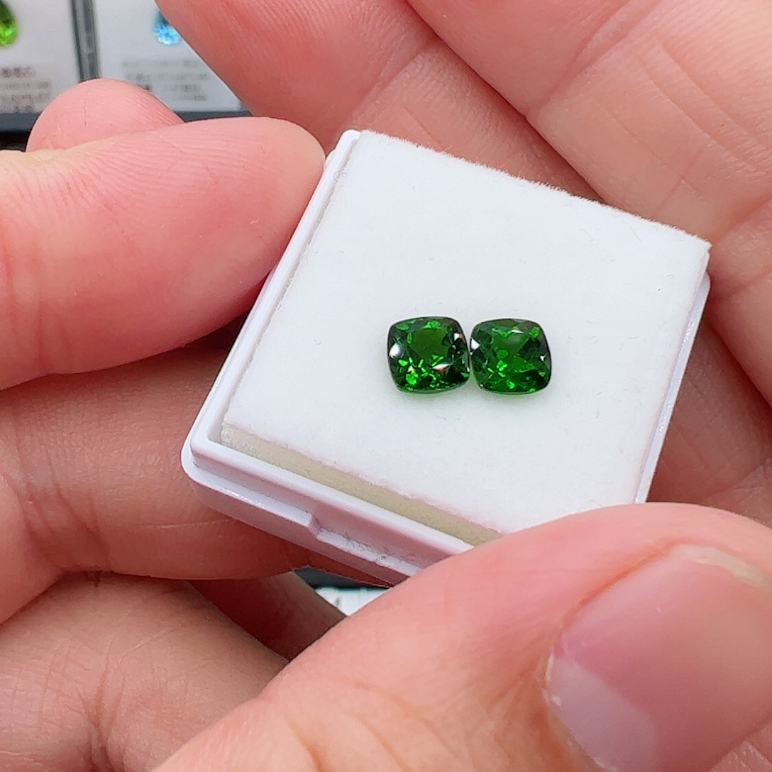 透辉石方5裸石2颗未镶嵌