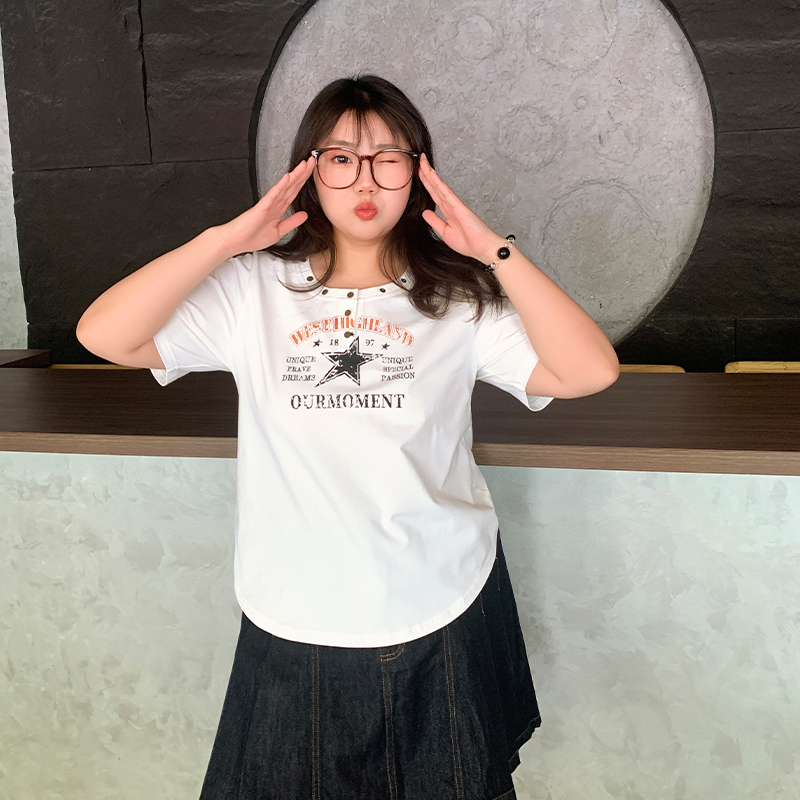 YUZI/鱼子2025休闲风纯色辣妹大码短袖V领T恤运动显瘦胖MM时尚