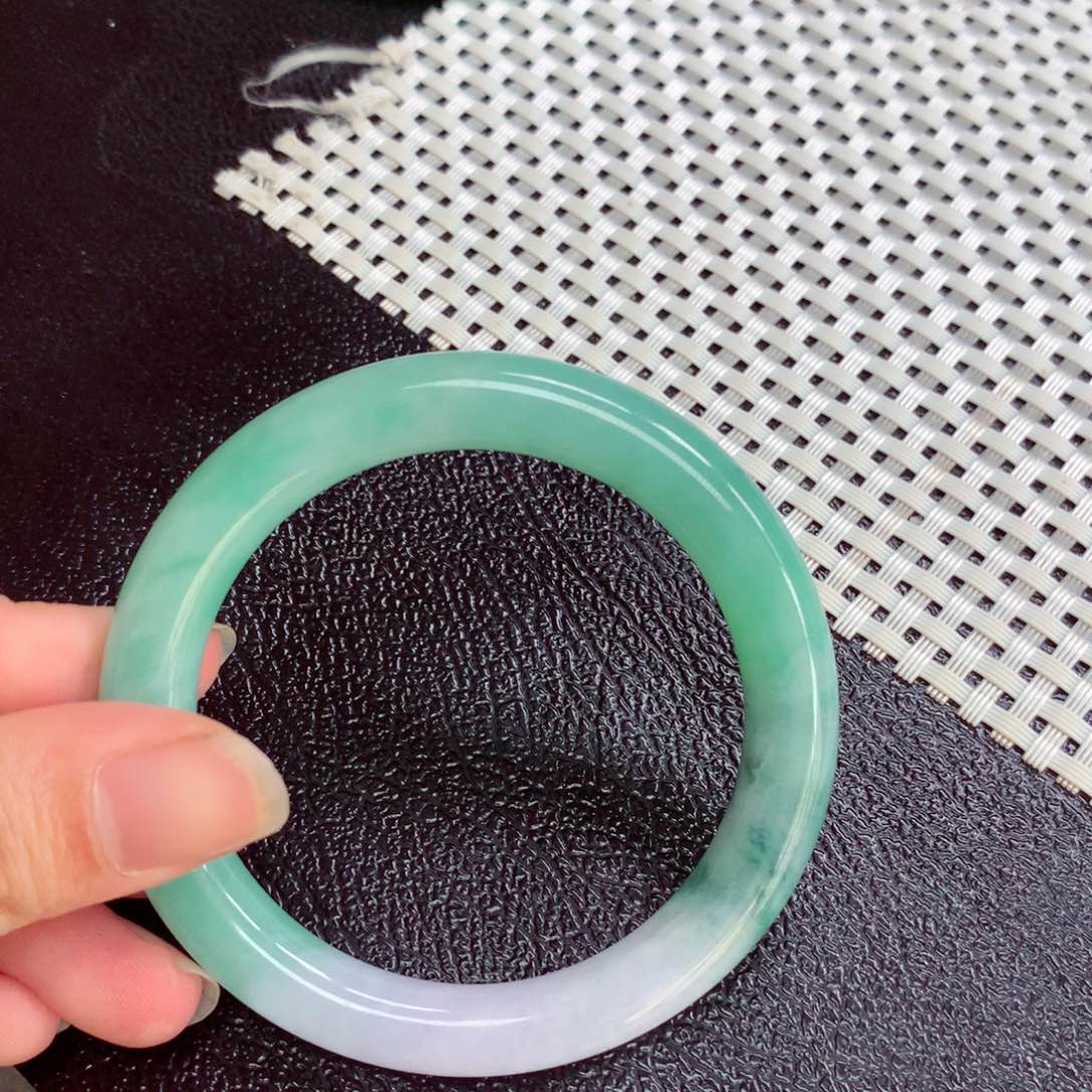 翡翠手镯未镶嵌翡翠