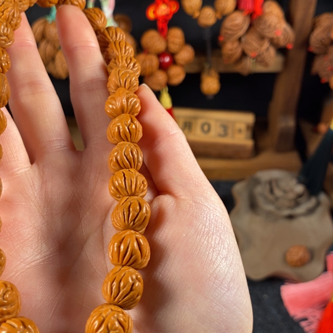 吊坠桃核桃枭手持