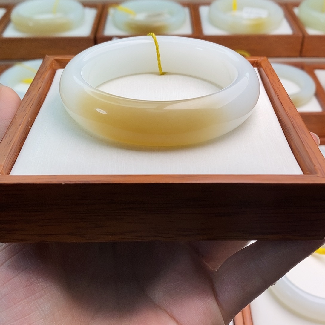 和田玉（糖玉）手镯未镶嵌