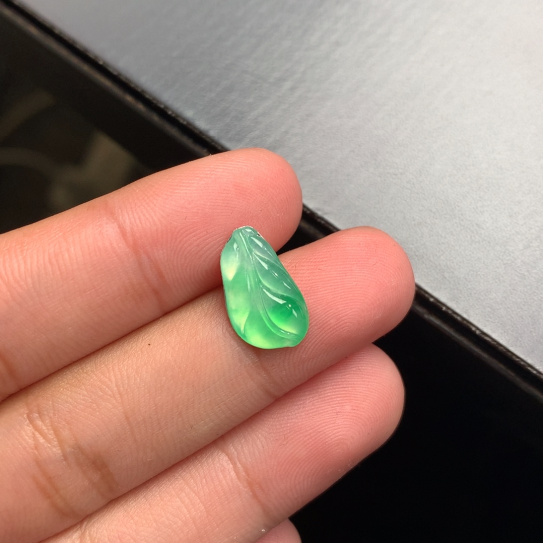 翡翠未镶嵌颈饰14.4-8.4-2.4