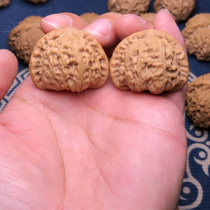 文玩核桃吊坠白狮子