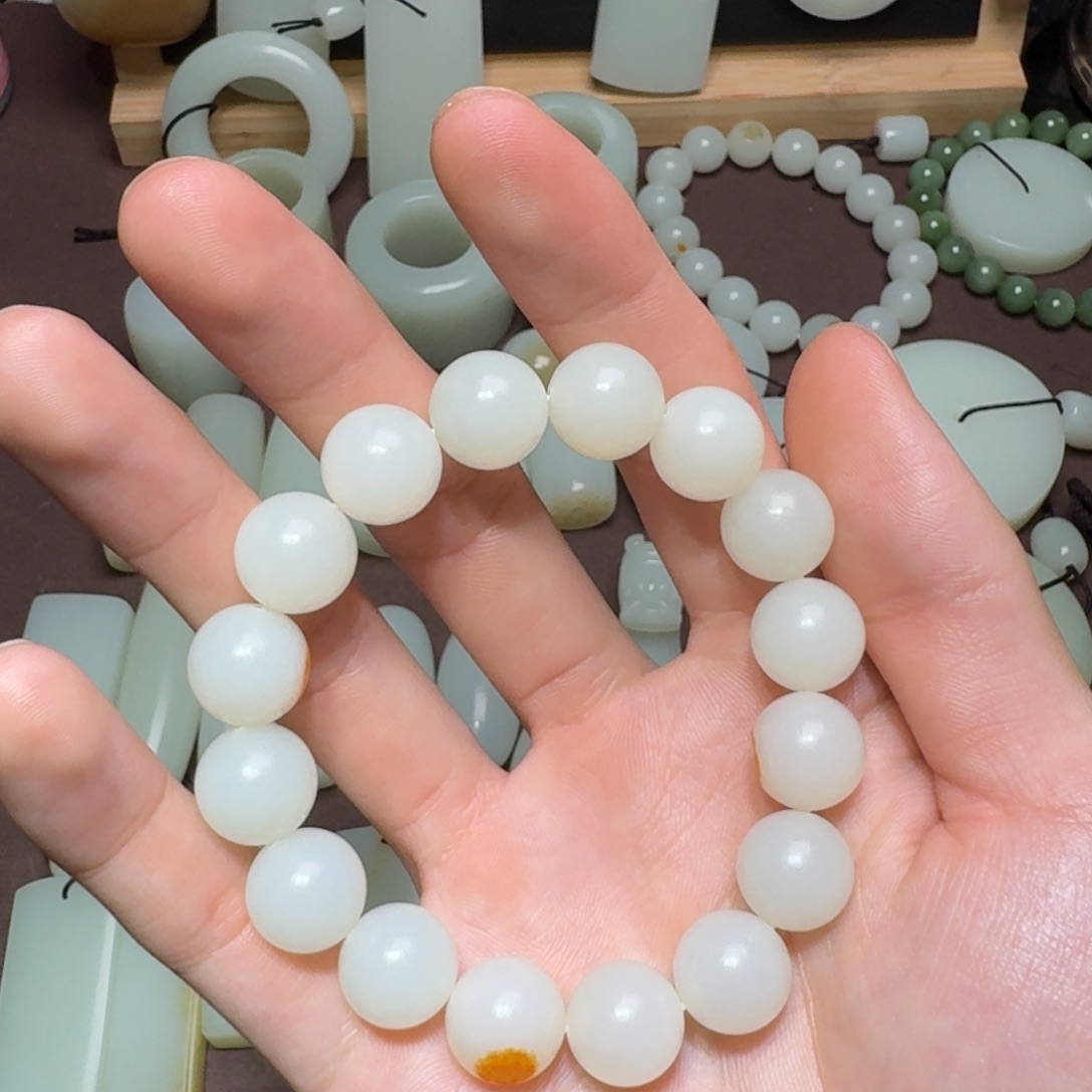 追***底和田玉未镶嵌颈饰