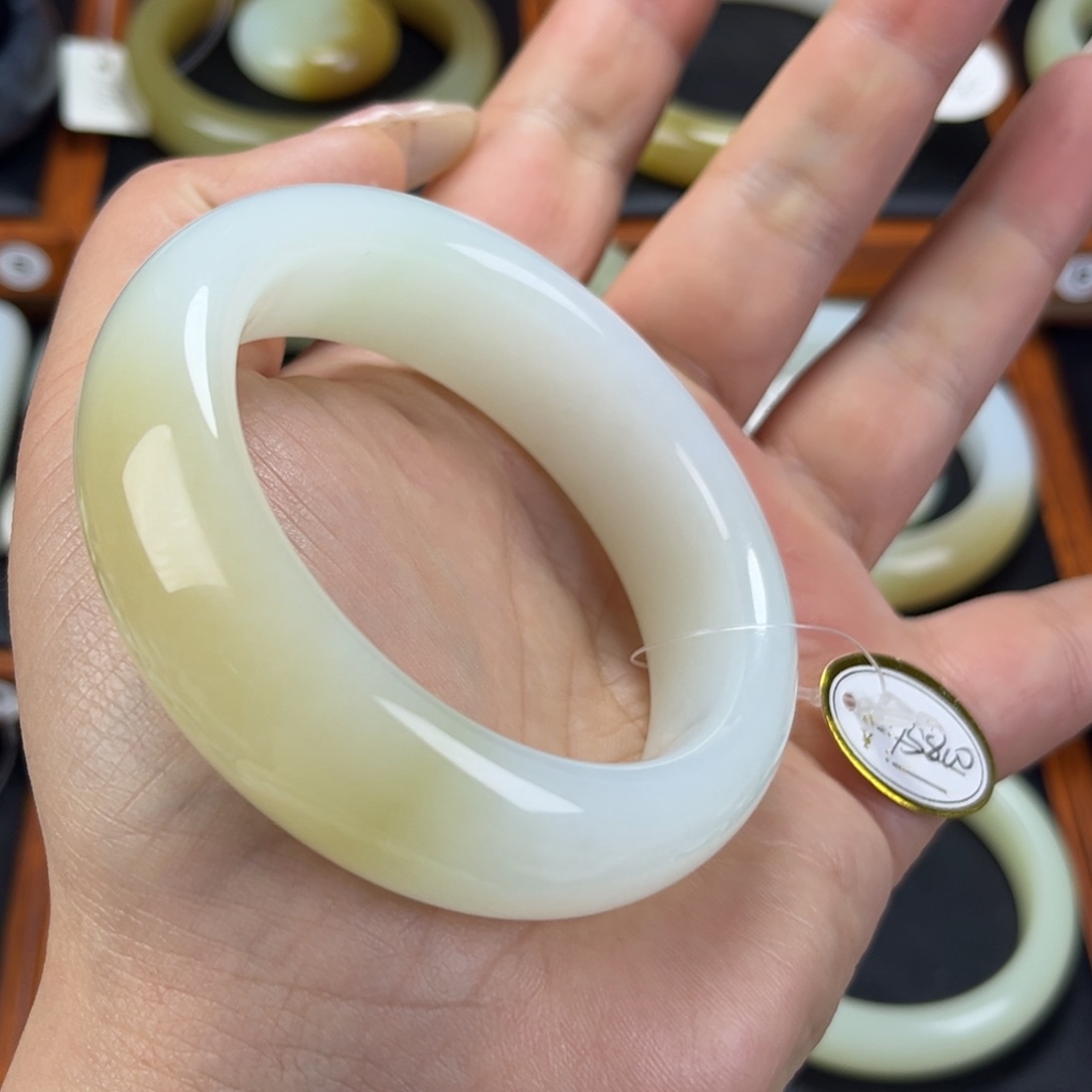 和田玉手镯未镶嵌56.57俄