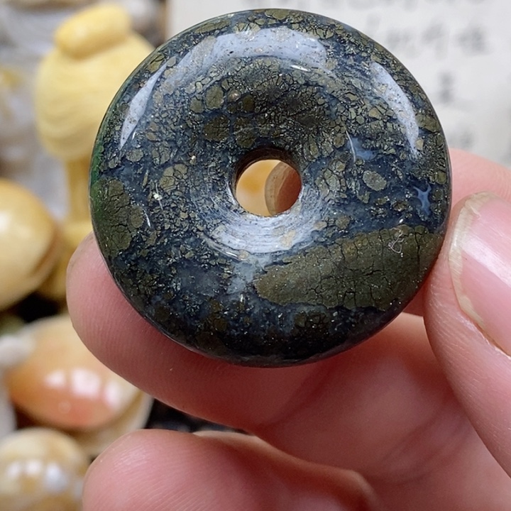 颈饰未镶嵌硅化珊瑚（珊瑚玉）