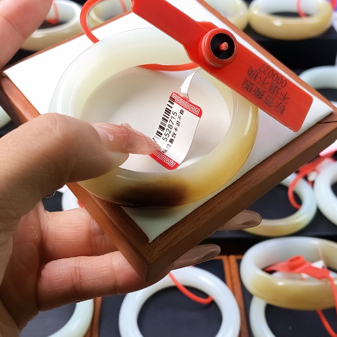 1***6和田玉未镶嵌手镯