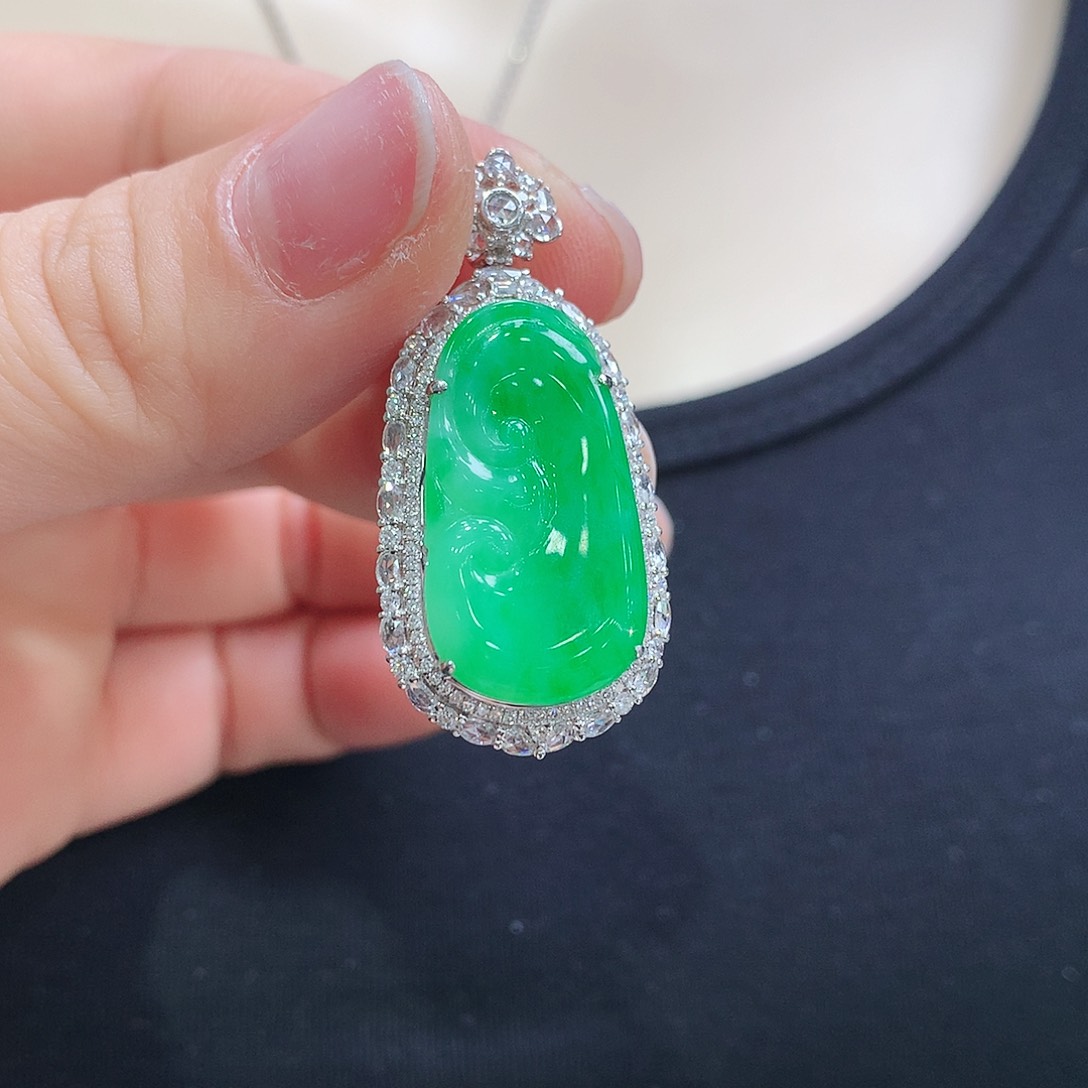 翡翠颈饰18K金镶嵌如意