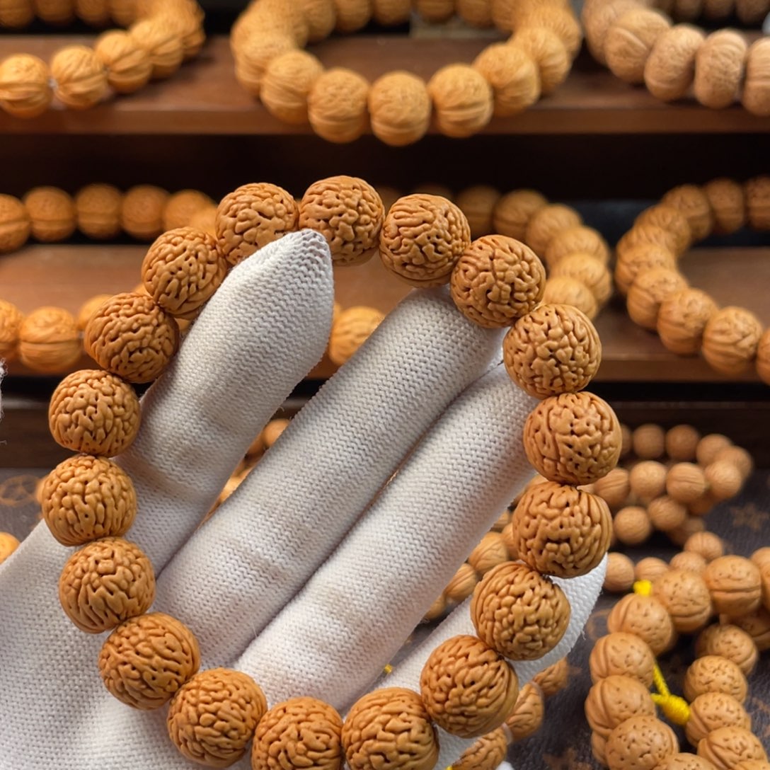 小***哥桃核吊坠野生盘龙