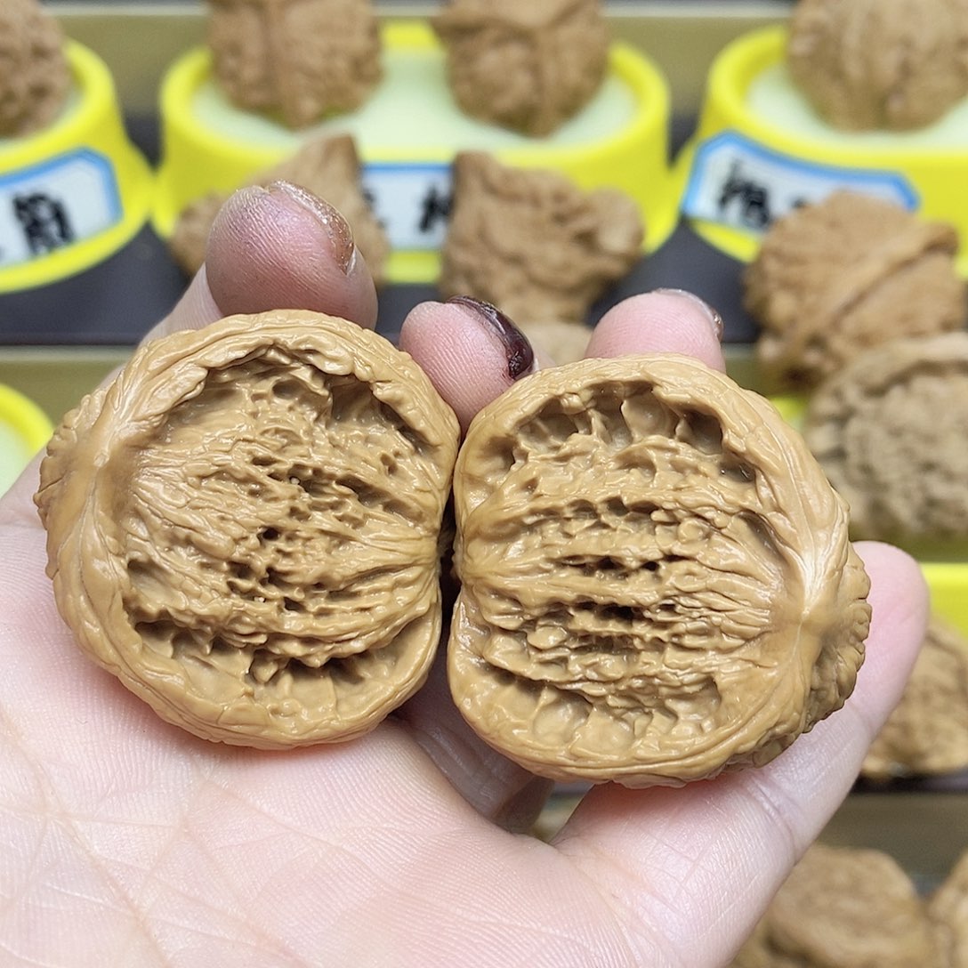 文玩核桃吊坠蛇王