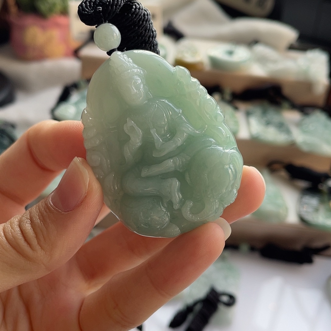 翡翠未镶嵌颈饰普贤菩萨