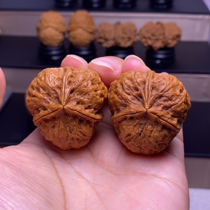 文玩核桃把件红宝石三楞29
