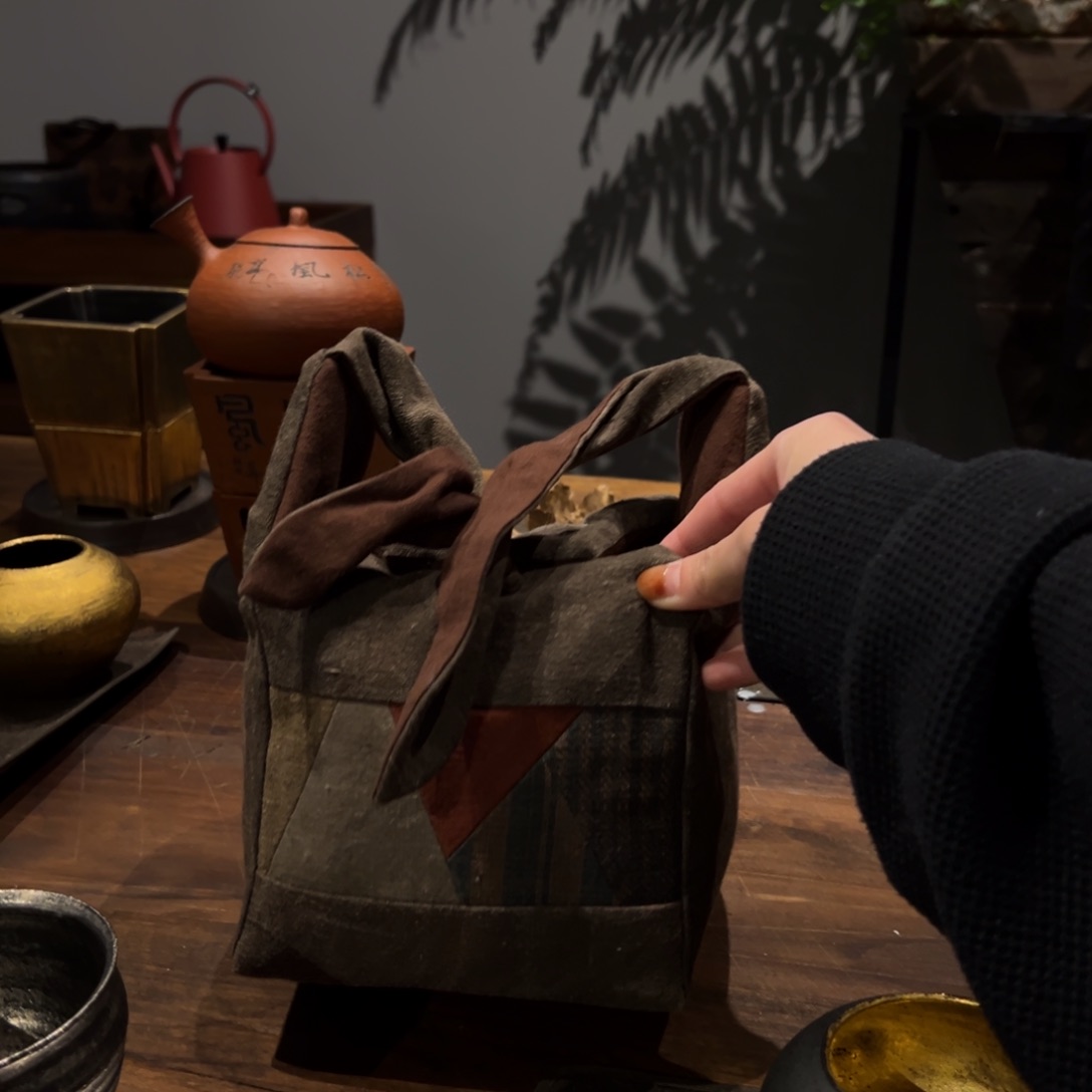 摆件陶瓷。      陶瓷。        