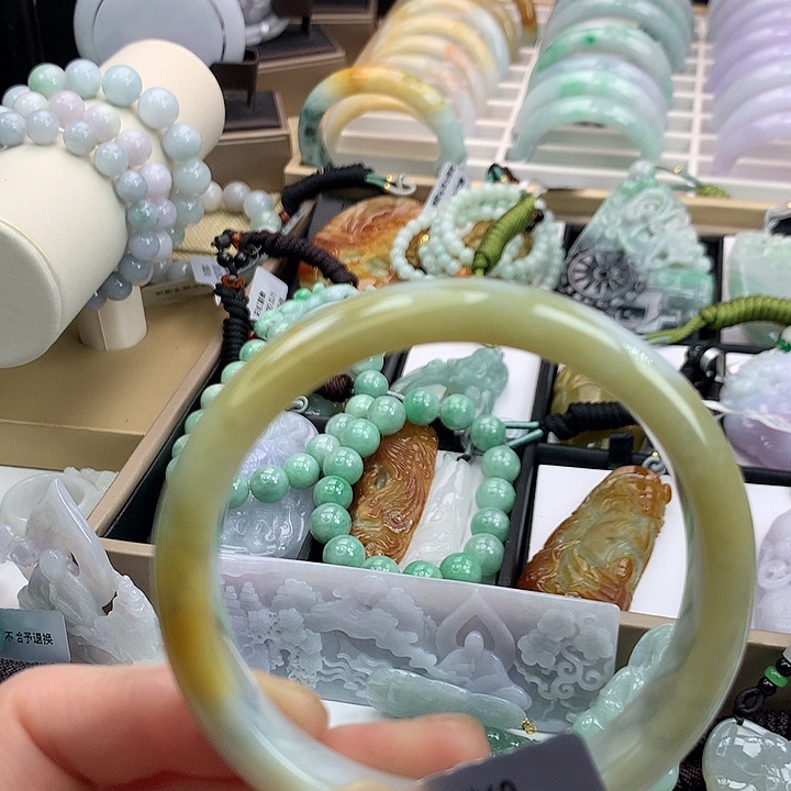 翡翠手镯未镶嵌吊坠