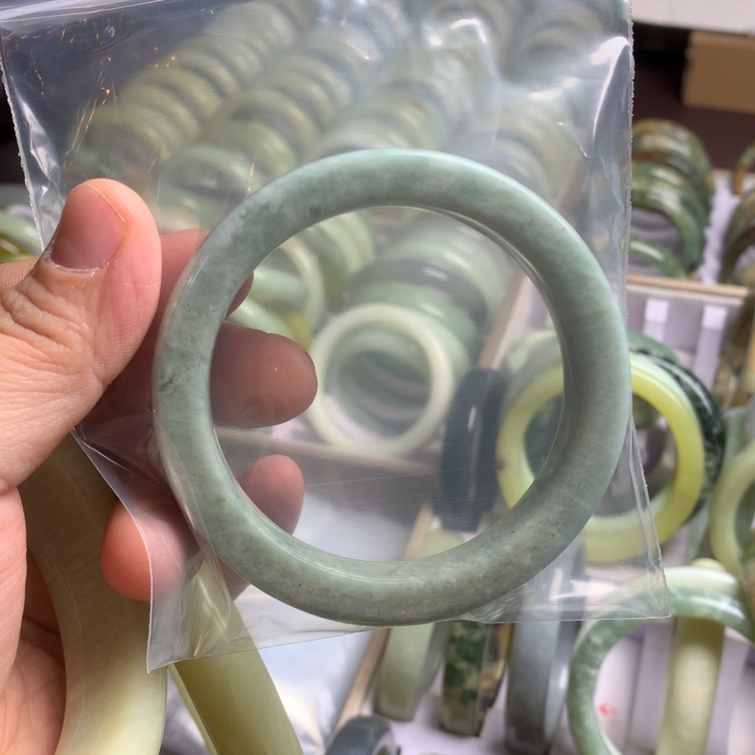月***烟蛇纹石玉未镶嵌手镯