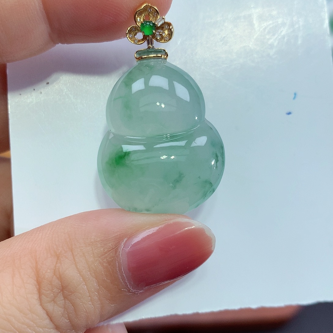 翡翠18K金镶嵌颈饰葫芦