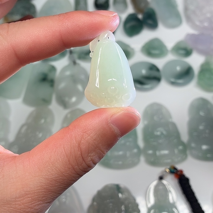 翡翠未镶嵌颈饰莲蓬