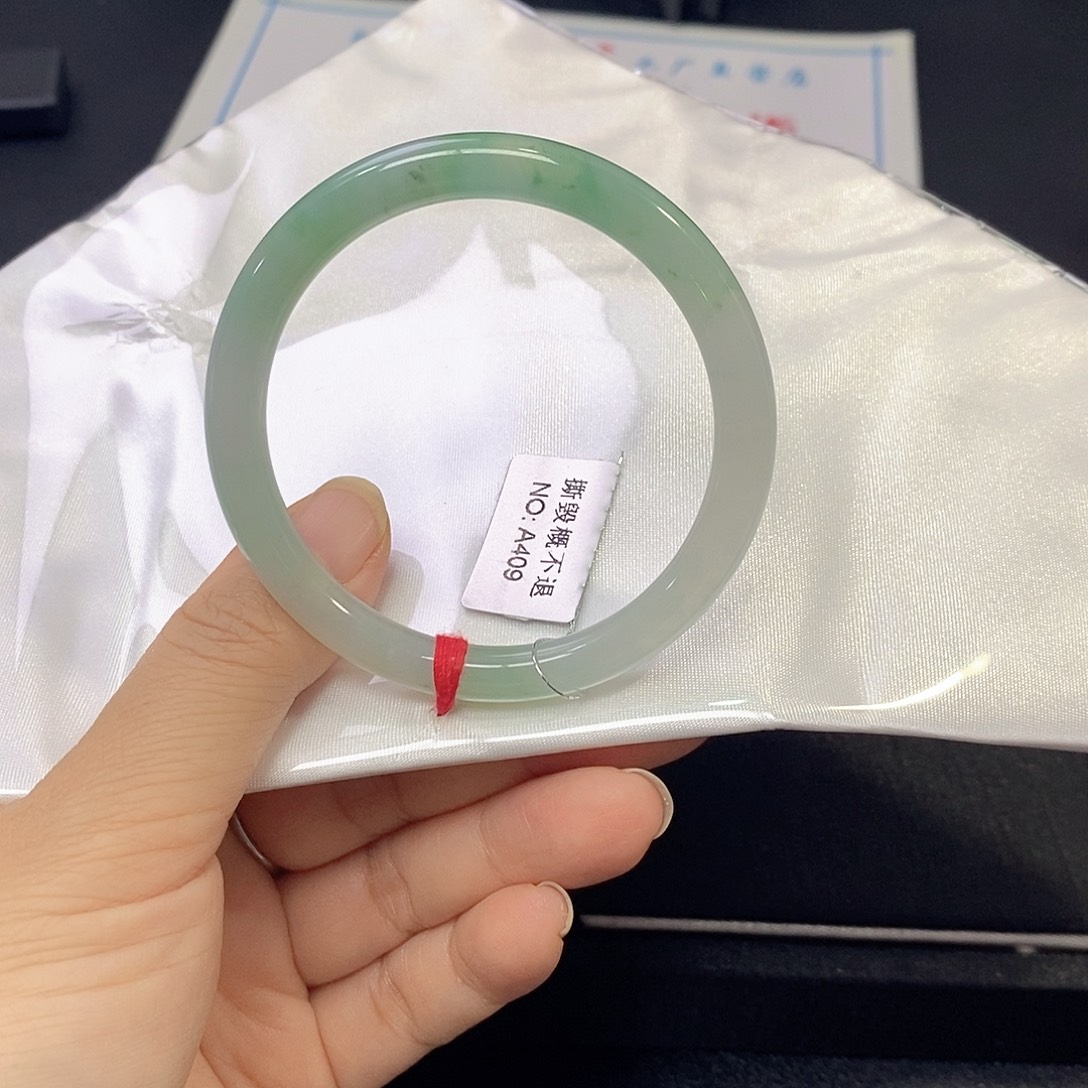 翡翠未镶嵌手镯（圆镯）52