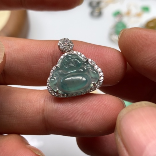 翡翠颈饰未镶嵌翡翠