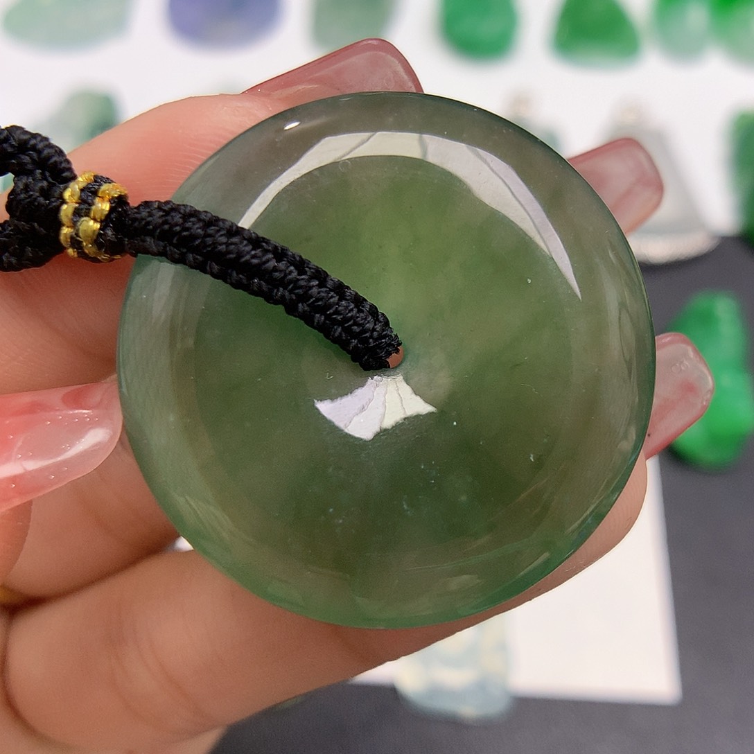 翡翠颈饰未镶嵌平安扣