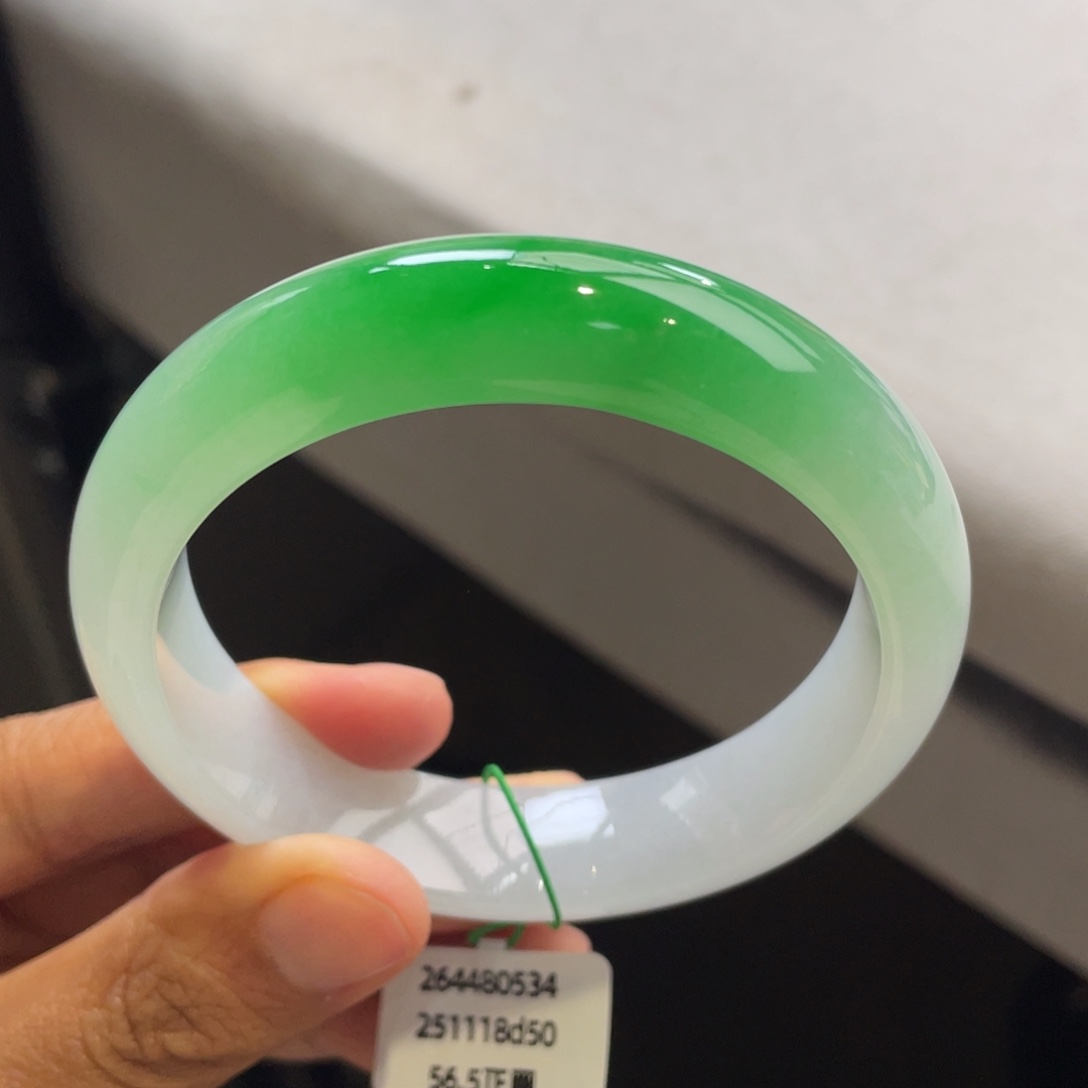 翡翠未镶嵌手镯半山水冰绿手镯