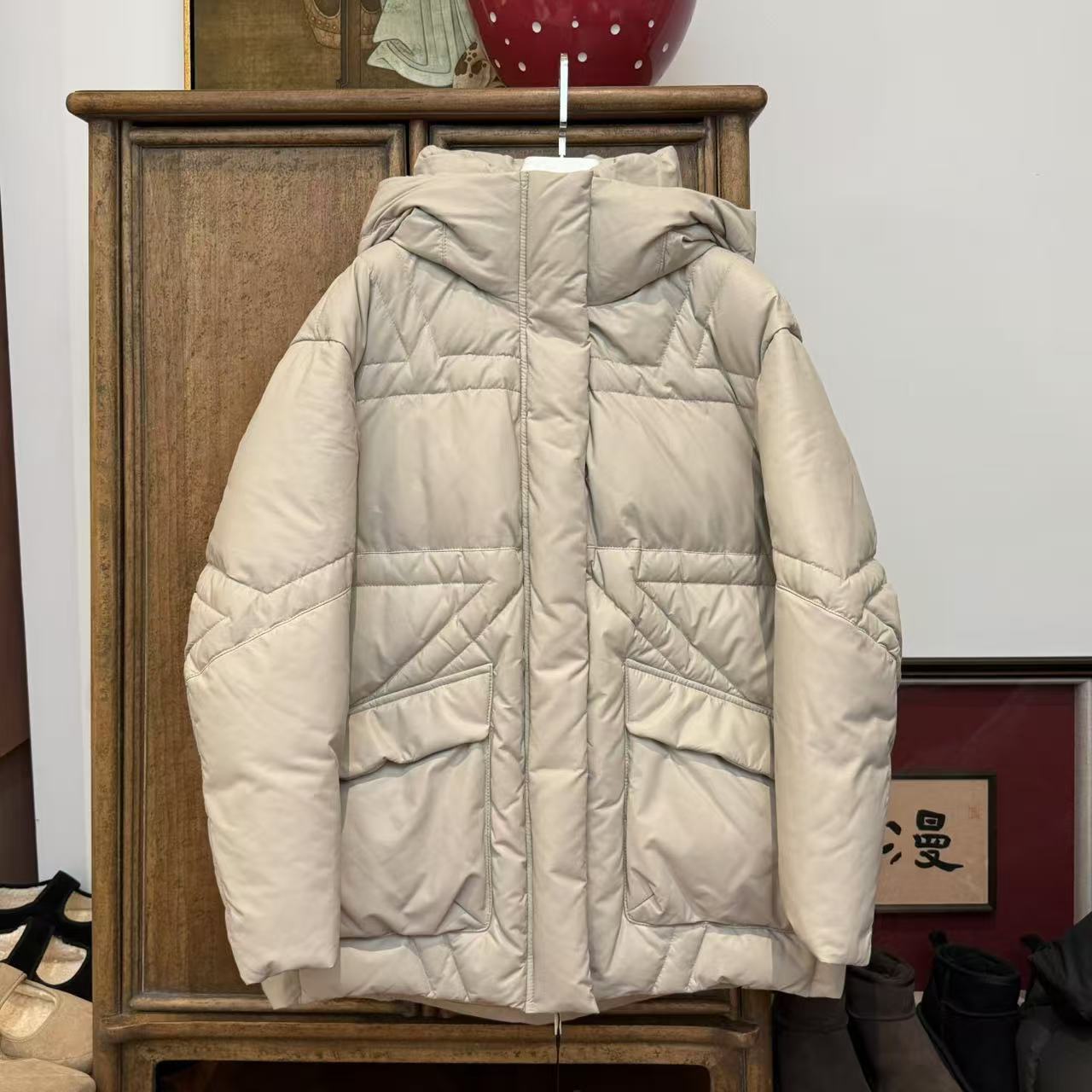 漫颜刘2024年冬季绵羊皮白鹅绒羽绒服连帽休闲大口袋蛋型羽绒服