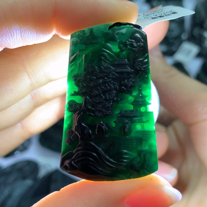 翡翠颈饰未镶嵌山水