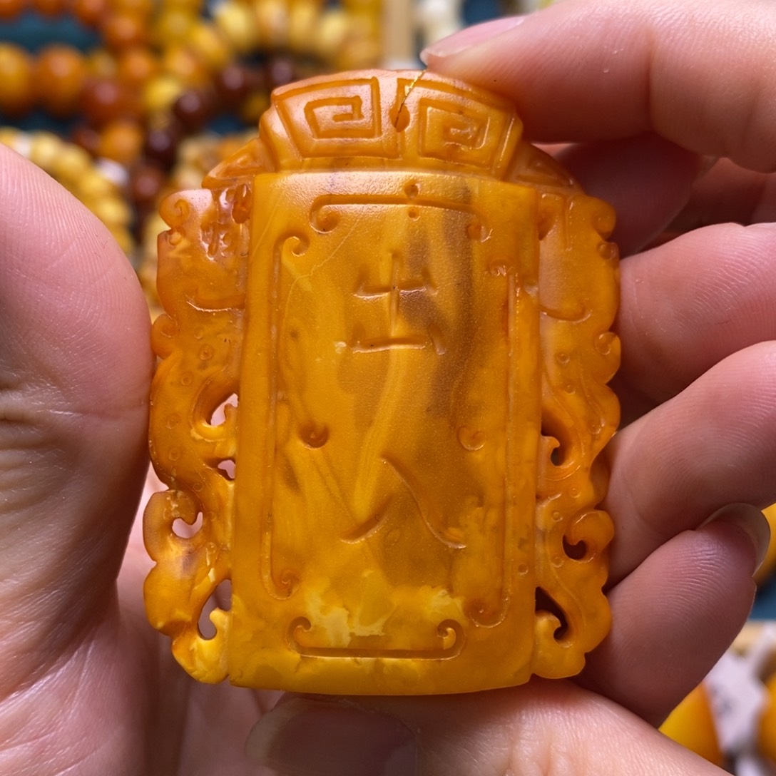 琥珀颈饰未镶嵌龙牌