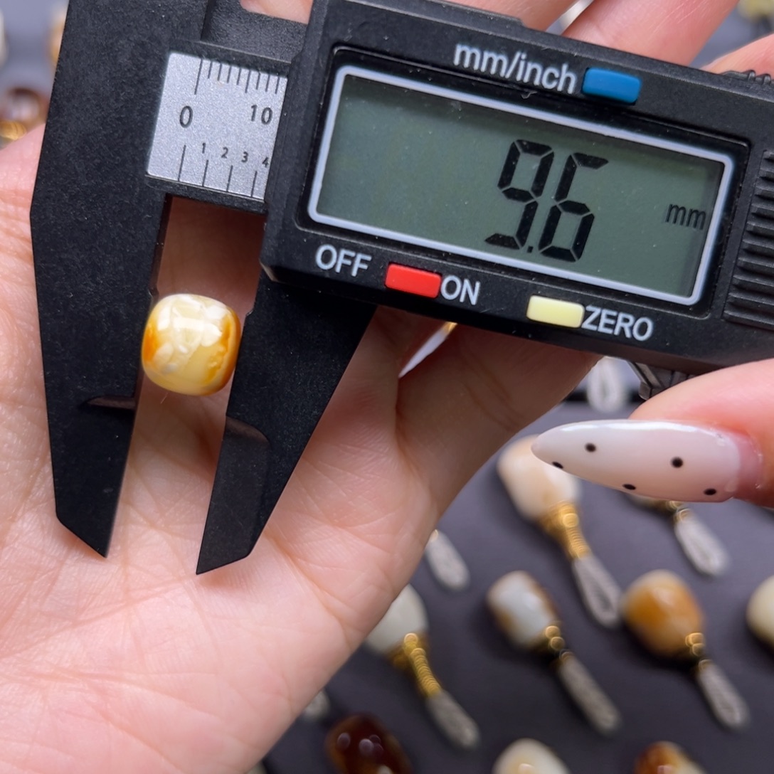 琥珀未镶嵌裸石10.5x9.6mm