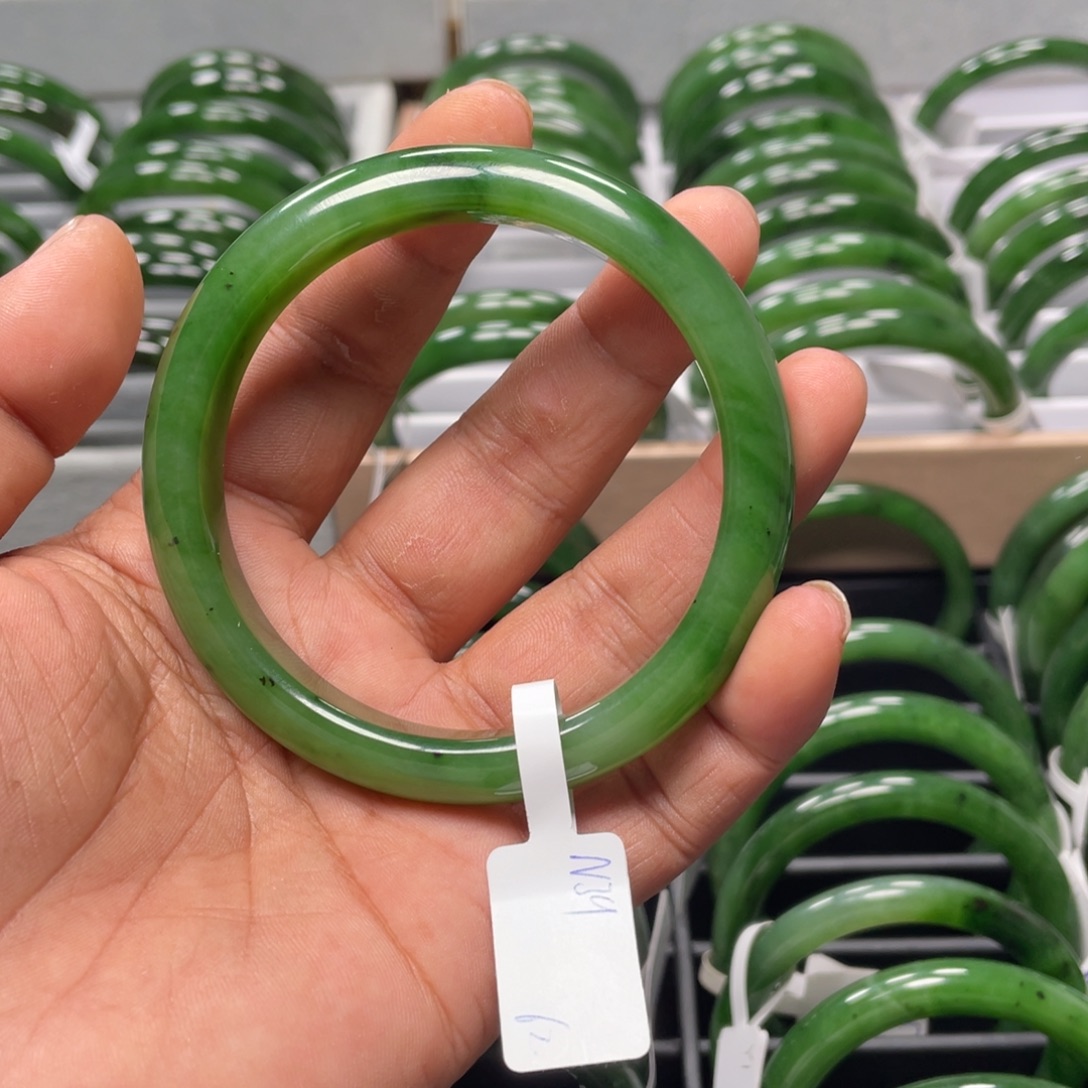 用***2和田玉（碧玉）未镶嵌手镯