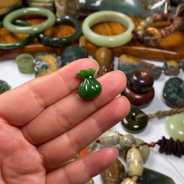 子***妍和田玉（糖玉）未镶嵌手镯