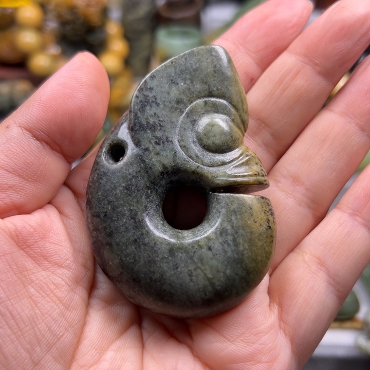 未镶嵌岫岩河磨玉（透闪石质玉）把件