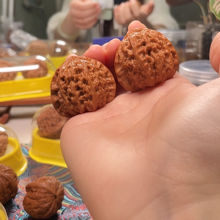 文玩核桃吊坠三角白38