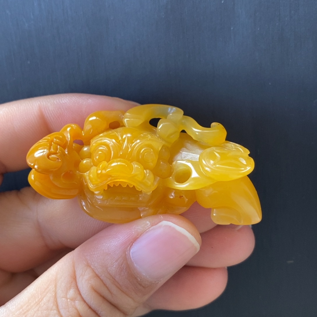 石英质玉（黄龙玉）颈饰未镶嵌